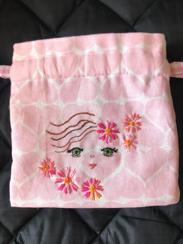 春のプレゼントにお勧めのガーリー巾着です。女の子が大好きなピンクのギンガムチェックを裏地に使った可愛い袋です。プレゼント 1枚目の画像