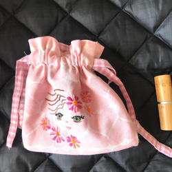 春のプレゼントにお勧めのガーリー巾着です。女の子が大好きなピンクのギンガムチェックを裏地に使った可愛い袋です。プレゼント 2枚目の画像