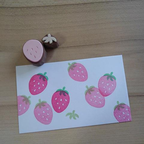 消しゴムはんこNo.145 いちごワンピースのちびうさ いちょうのはんこ