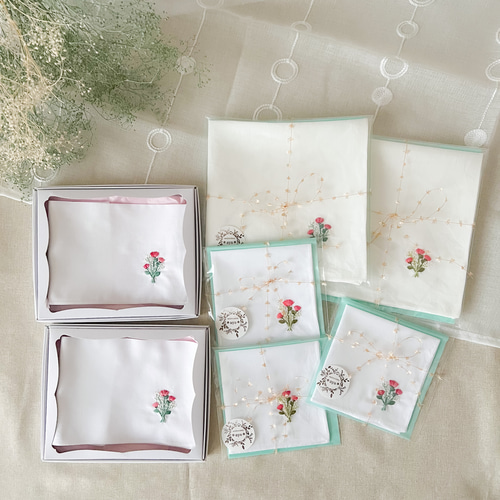 母の日ギフト＊カーネーションとかすみ草のブーケ刺繍ハンカチ ピンク