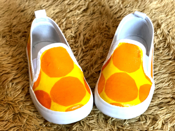 橙色和黃色斯堪的納維亞鞋 第3張的照片