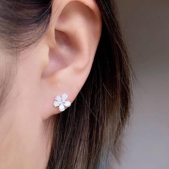 繊細なでしこのピアス/イヤリング（ノンホールピアス）◇純銀・シルバー925◇撫子　花　小さい　シンプル 11枚目の画像