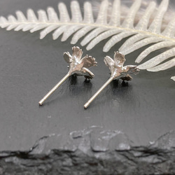 繊細なでしこのピアス/イヤリング（ノンホールピアス）◇純銀・シルバー925◇撫子　花　小さい　シンプル 5枚目の画像