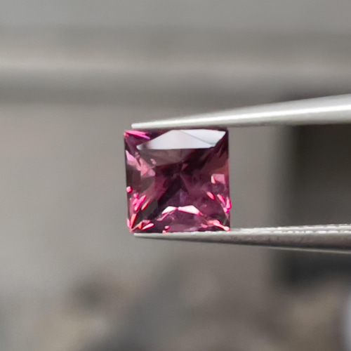 スピネルルース レッドスピネル 1.45カラット 非加熱 プリンセスカット