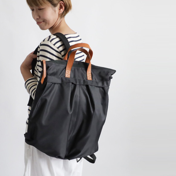 ⁂（送料無料）再制作　Lサイズ　軽量 クッション入り ナイロン　収納上手な多収納ポケット リュックサック ＰC Z03B