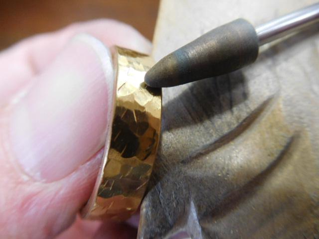鍛造 結婚指輪 純金 24金 k24 幅広い 槌目 平打ち リング 幅5mm くすみ加工
