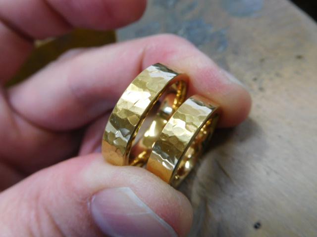 鍛造 結婚指輪 純金 24金 k24 幅広い 槌目 平打ち リング 幅5mm くすみ加工