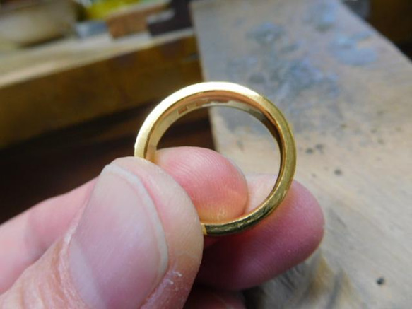 鍛造 結婚指輪 純金 24金 k24 幅広い 槌目 平打ち リング 幅5mm くすみ加工 3枚目の画像
