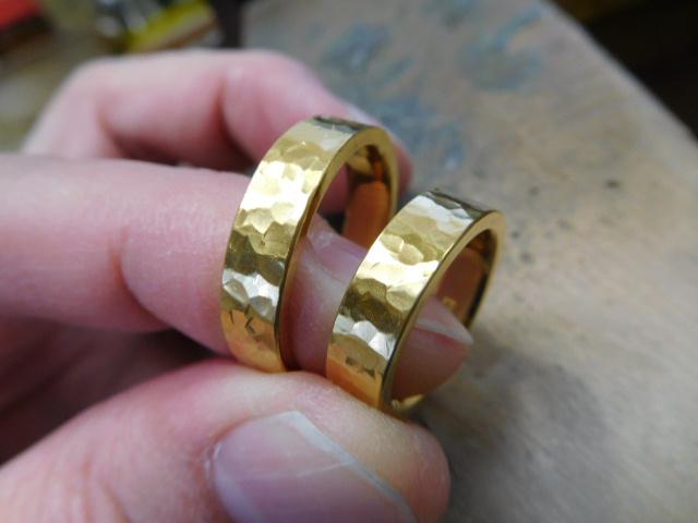 鍛造 結婚指輪 純金 24金 k24 幅広い 槌目 平打ち リング 幅5mm くすみ加工
