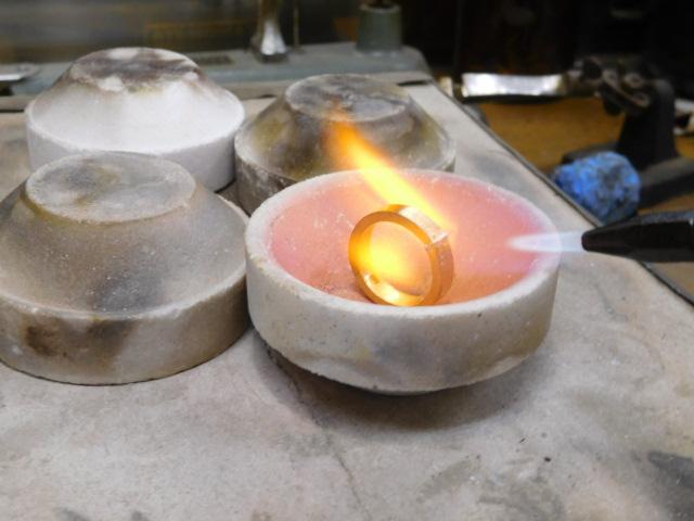 鍛造 結婚指輪 純金 24金 k24 幅広い 槌目 平打ち リング 幅5mm くすみ加工