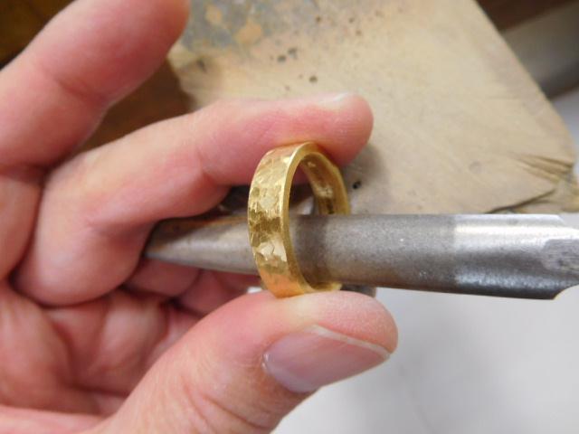 鍛造 結婚指輪 純金 24金 k24 幅広い 槌目 平打ち リング 幅5mm くすみ加工