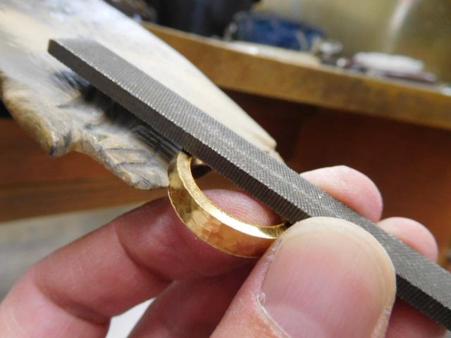 鍛造 結婚指輪 純金 24金 k24 幅広い 槌目 平打ち リング 幅5mm くすみ加工