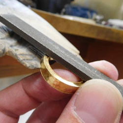 鍛造 結婚指輪 純金 24金 k24 幅広い 槌目 平打ち リング 幅5mm くすみ加工 7枚目の画像