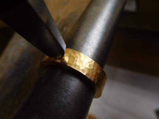 鍛造 結婚指輪 純金 24金 k24 幅広い 槌目 平打ち リング 幅5mm くすみ加工