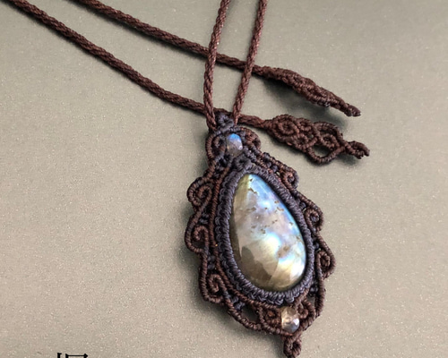 ラブラドライト　ガーネット　マクラメネックレス ラブラドライト＆ガーネットのマクラメ編みネックレス ペンダント 天然石