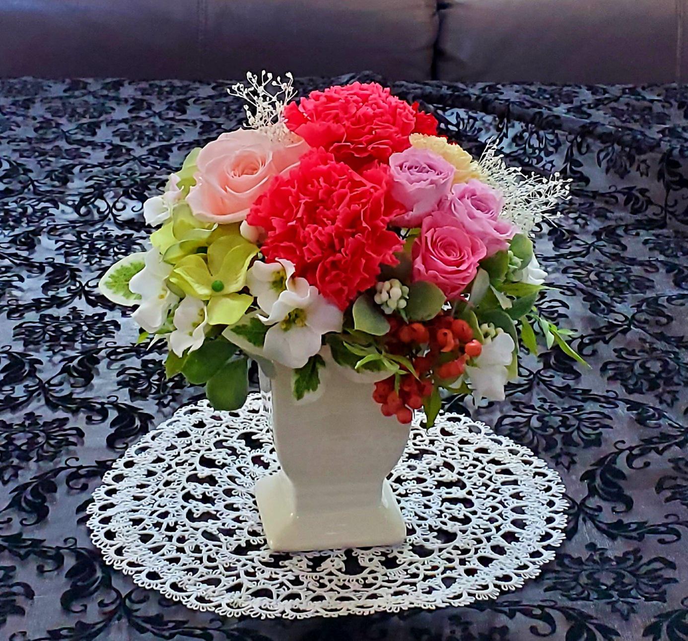 可憐なホットピンクのカーネーションとピンクのバラのプリザーブドフラワーアレンジメント、大切な方へのプレゼント(受注制作)