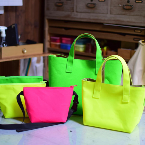 極美品 現行 希少色 バーバリー デカロゴ エンボス トートバッグ ネオンカラー 極美品 現行 希少色 バーバリー デカロゴ エンボス トートバッグ