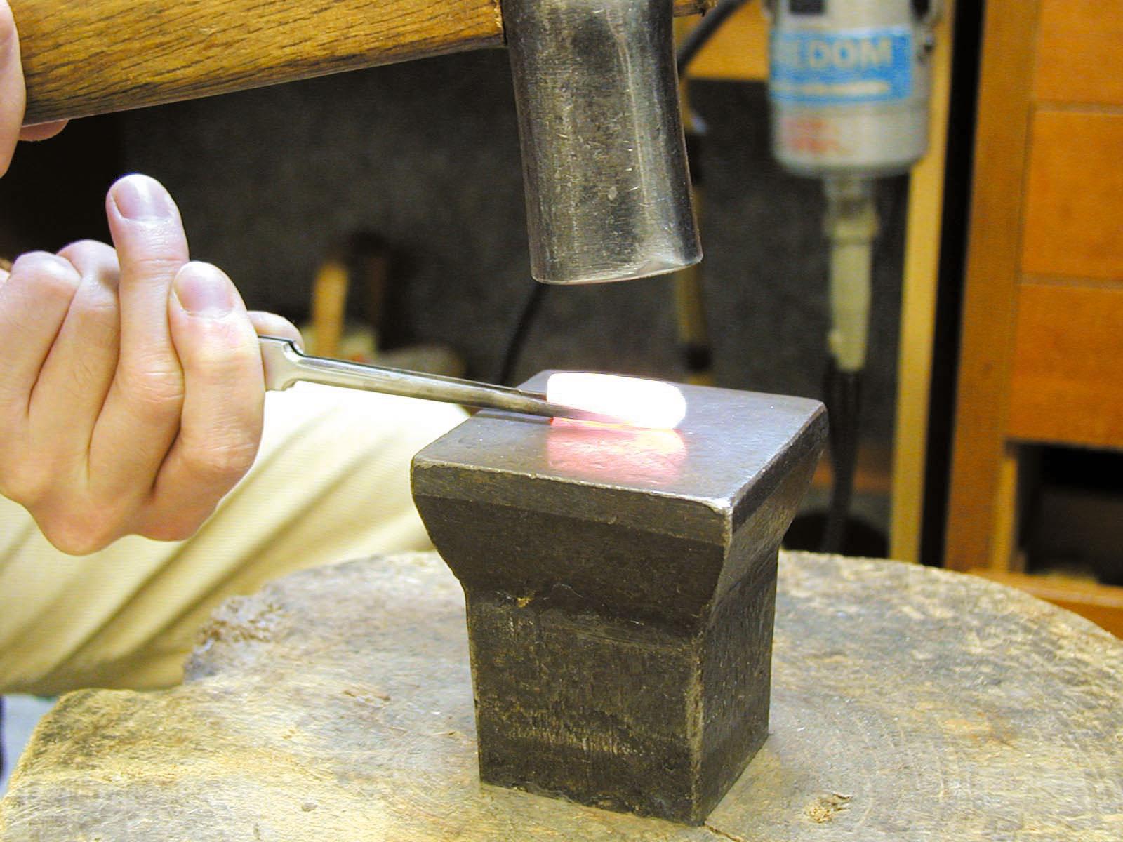 鍛造 結婚指輪 プラチナ1000 純プラチナ プラチナ999 槌目 平打ち リング 女性4mm 男性5.5mm