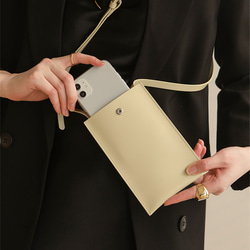 名入れ　本革のスマホポシェット　シンプルデザイン　レザー　ボタン付き　iPhone アンドロイド 1枚目の画像