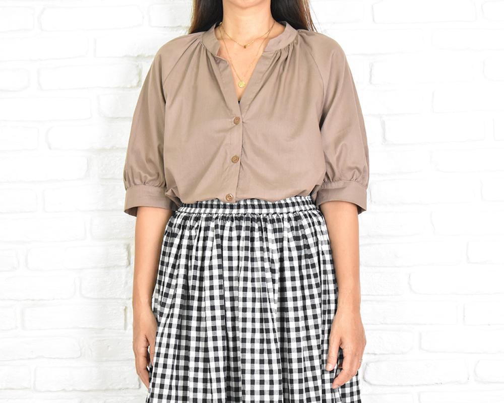 ふんわり袖のスキッパーブラウス　ブラウン