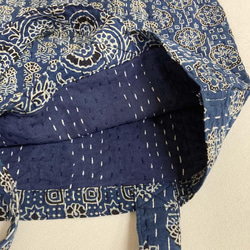 インドのカンタ刺繍バッグ　インディゴパッチワーク柄 4枚目の画像
