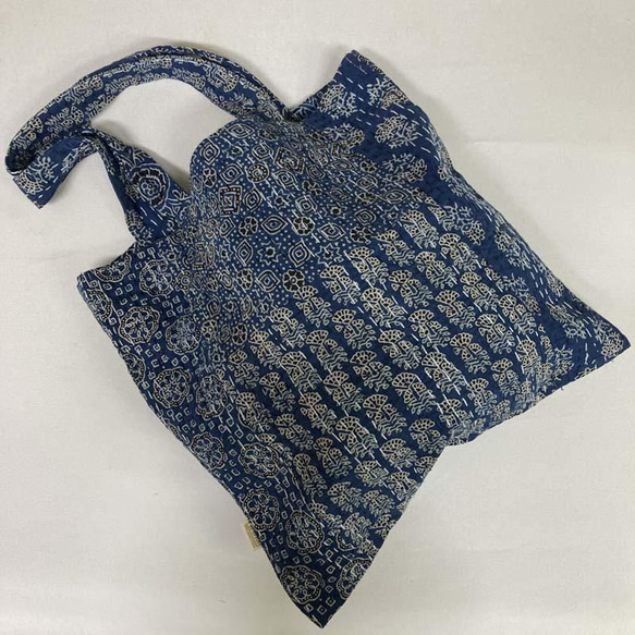 インドのカンタ刺繍バッグ　インディゴパッチワーク柄 3枚目の画像