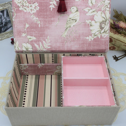【受注制作】　フランス製 トワルトジュイ　２段ツールボックス / 裁縫箱 （花と小鳥のリフレイン / ピンク） 6枚目の画像