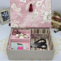 【受注制作】　フランス製 トワルトジュイ　２段ツールボックス / 裁縫箱 （花と小鳥のリフレイン / ピンク） 7枚目の画像