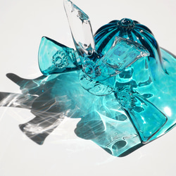 ガラスの兜（ラグーン 海の色）小さめサイズ・和にも洋にも合うカブト飾り化粧箱つき：端午の節句 2枚目の画像