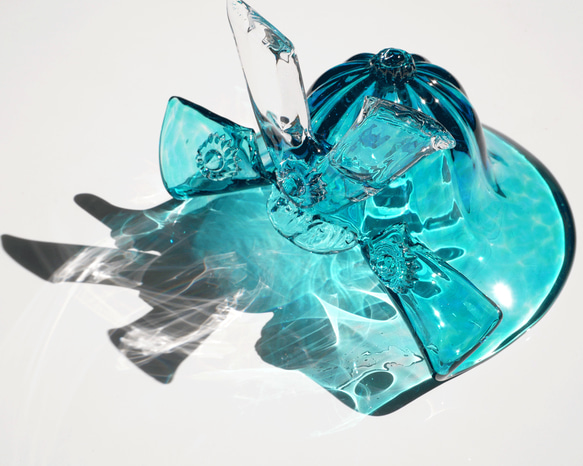 ガラスの兜（ラグーン 海の色）小さめサイズ・和にも洋にも合うデザイン化粧箱つき：端午の節句 2枚目の画像