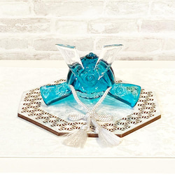 ガラスの兜（ラグーン 海の色）小さめサイズ・和にも洋にも合うカブト飾り化粧箱つき：端午の節句 3枚目の画像