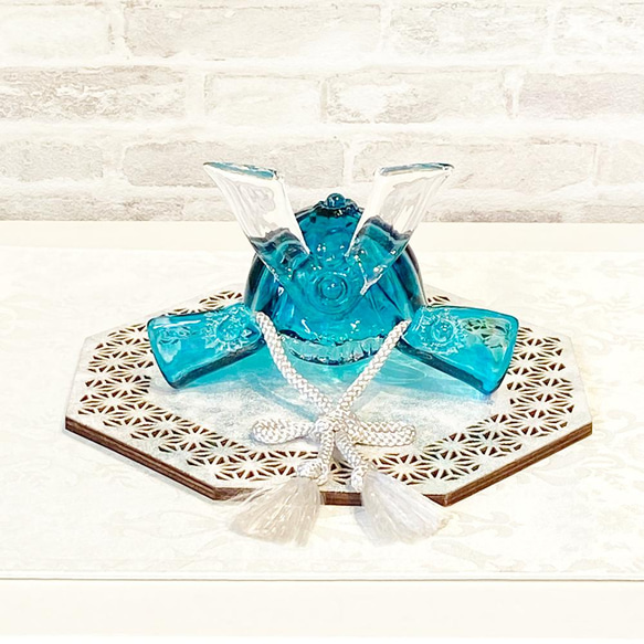 ガラスの兜（ラグーン 海の色）小さめサイズ・和にも洋にも合うカブト飾り化粧箱つき：端午の節句 3枚目の画像