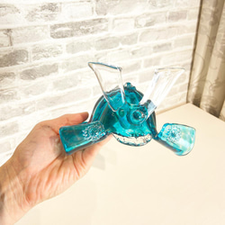 ガラスの兜（ラグーン 海の色）小さめサイズ・和にも洋にも合うカブト飾り化粧箱つき：端午の節句 6枚目の画像