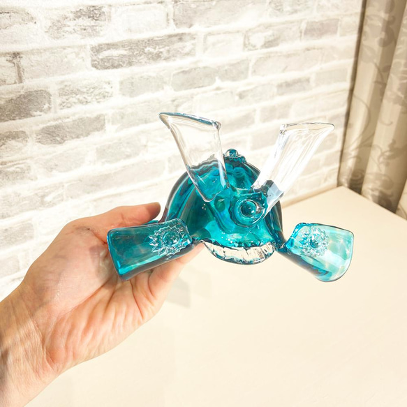 ガラスの兜（ラグーン 海の色）小さめサイズ・和にも洋にも合うカブト飾り化粧箱つき：端午の節句 6枚目の画像