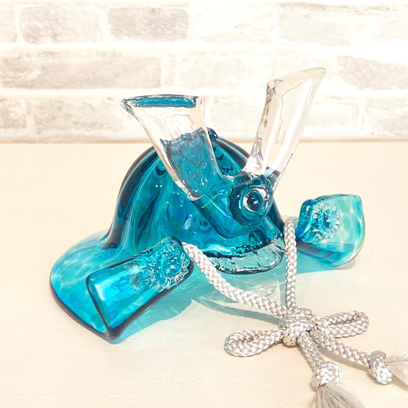 ガラスの兜（ラグーン 海の色）小さめサイズ・和にも洋にも合うカブト飾り化粧箱つき：端午の節句 4枚目の画像
