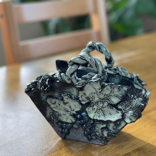 野葡萄の葉が綺麗な陶器のコーヒーフィルター入れ 花器 花入れ