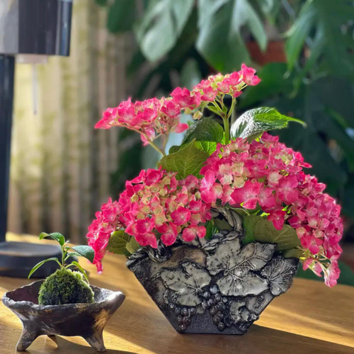ぶどうと葉の装飾の陶器花瓶
