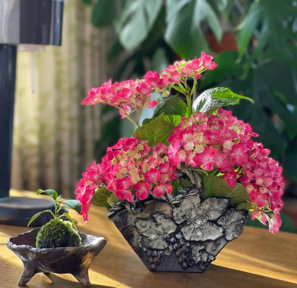 ぶどうと葉の装飾の陶器花瓶 ぶどうと葉の装飾の陶器花瓶