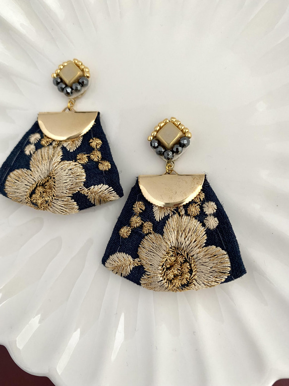 印度刺繡絲帶海軍藍金珠刺繡捷克珠手術不銹鋼耳環 第2張的照片