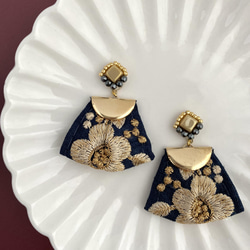 印度刺繡絲帶海軍藍金珠刺繡捷克珠手術不銹鋼耳環 第1張的照片