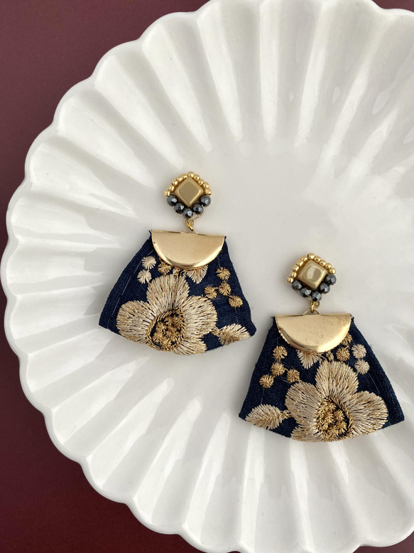 印度刺繡絲帶海軍藍金珠刺繡捷克珠手術不銹鋼耳環 第1張的照片