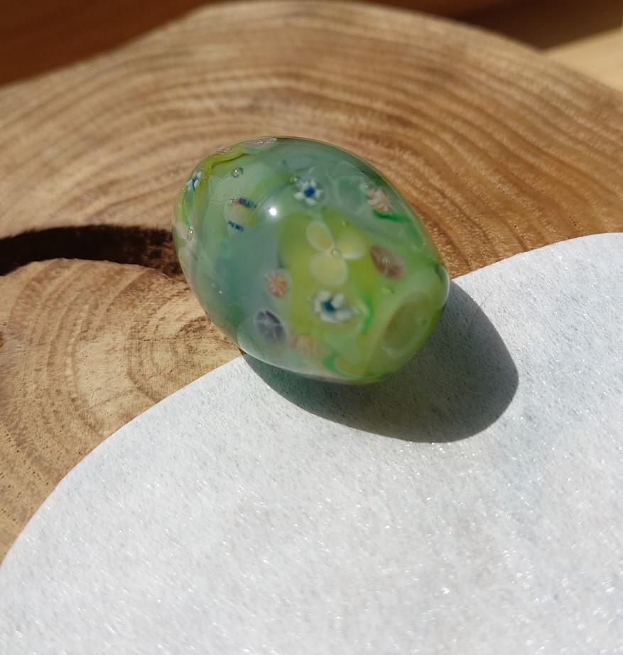 清流のせせらぎ とんぼ玉 小川を囲む 花畑 ガラス