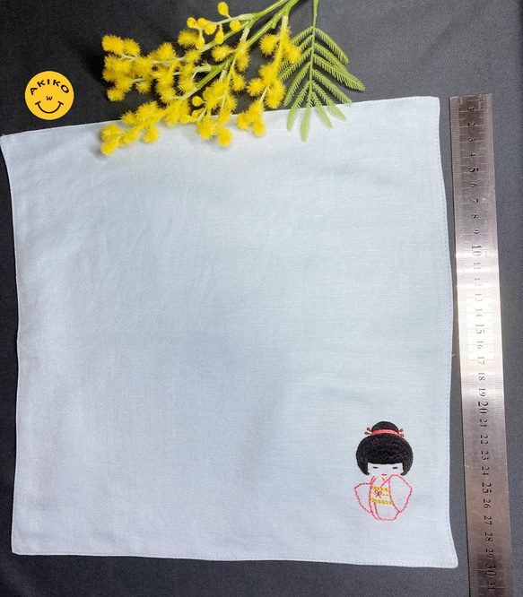 リネン手刺繍ハンカチ「着物」30cm×30cm「パステルブルー」 5枚目の画像