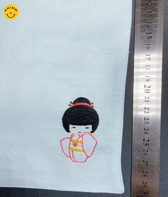 リネン手刺繍ハンカチ「着物」30cm×30cm「パステルブルー」 4枚目の画像