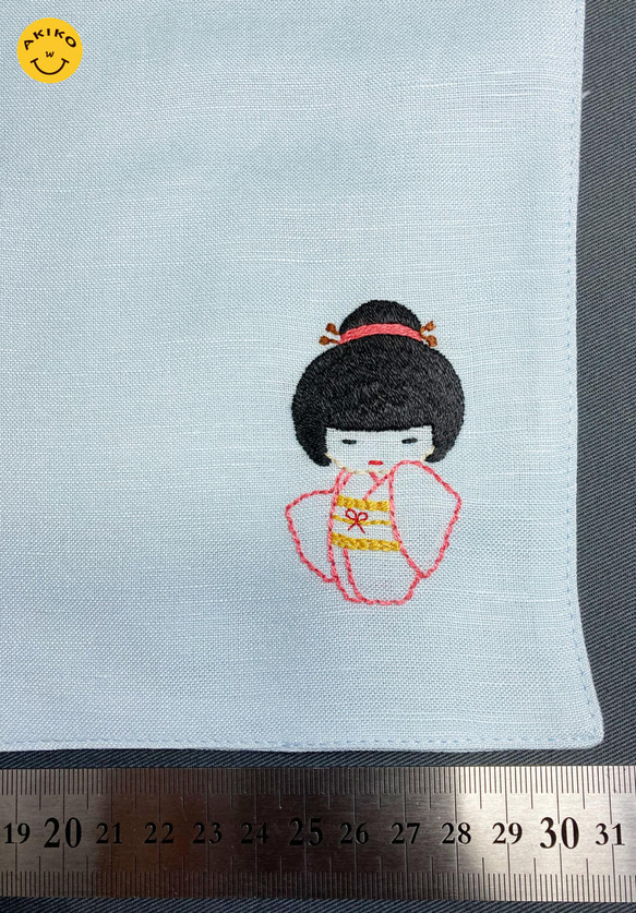 リネン手刺繍ハンカチ「着物」30cm×30cm「パステルブルー」 3枚目の画像