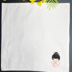 リネン手刺繍ハンカチ「着物」30cm×30cm「ホワイト」 6枚目の画像