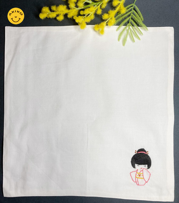 リネン手刺繍ハンカチ「着物」30cm×30cm「ホワイト」 2枚目の画像