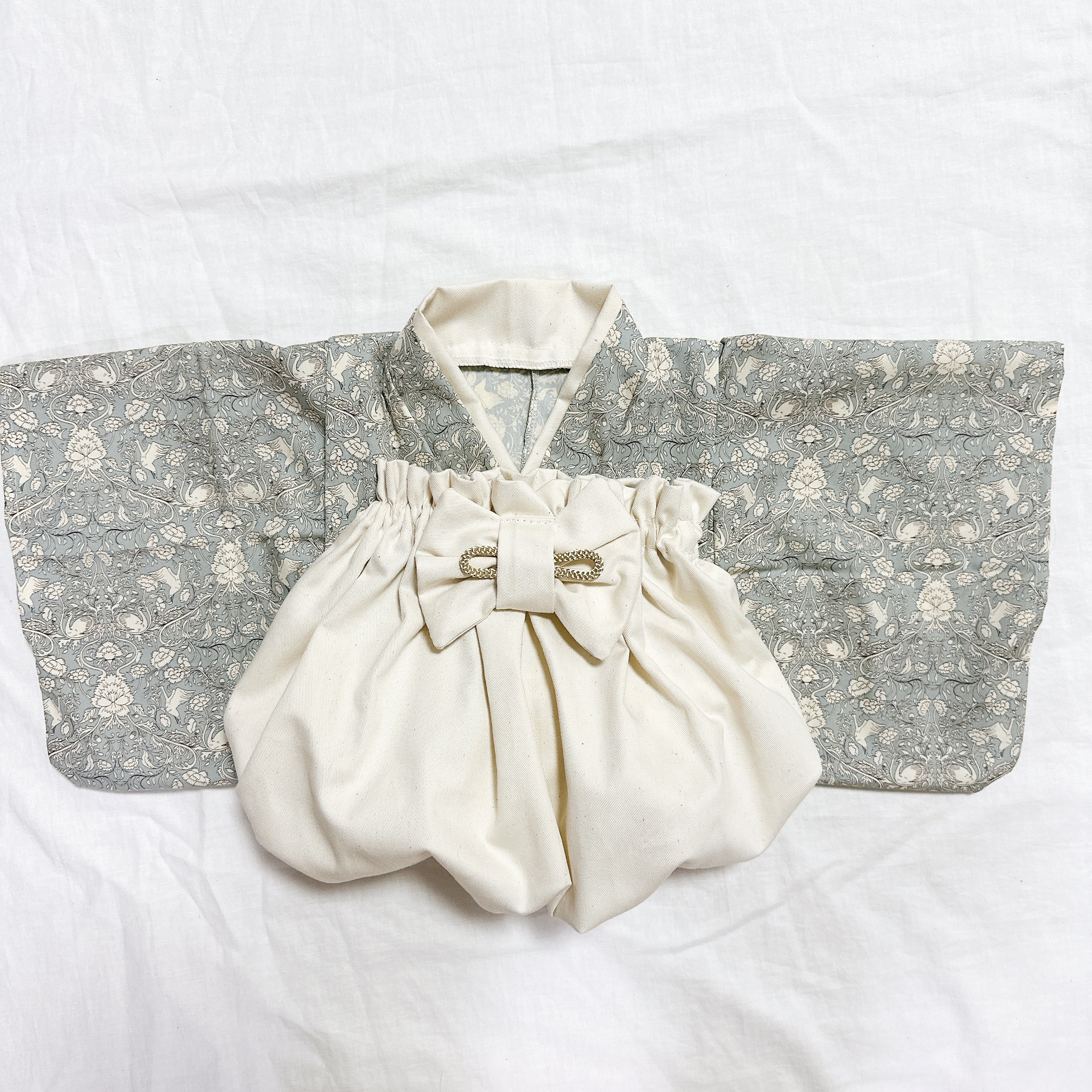 【3ヶ月〜5歳頃まで長い期間使える⭐︎】1番可愛いふわふわシルエットのベビー袴　スワン柄×きなり袴