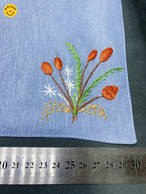 リネン手刺繍ハンカチ「草花」30cm×30cm「ふじいろ」 4枚目の画像