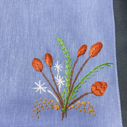 リネン手刺繍ハンカチ「草花」30cm×30cm「ふじいろ」 3枚目の画像